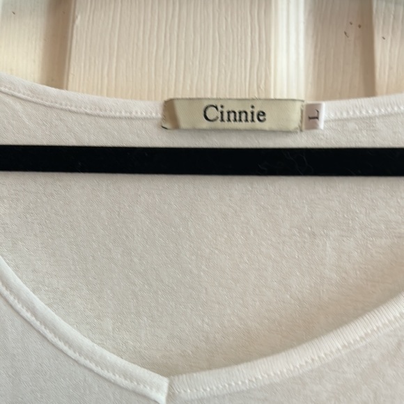 4/$20 EUC Cinnie colorblock top - Picture 2 of 3